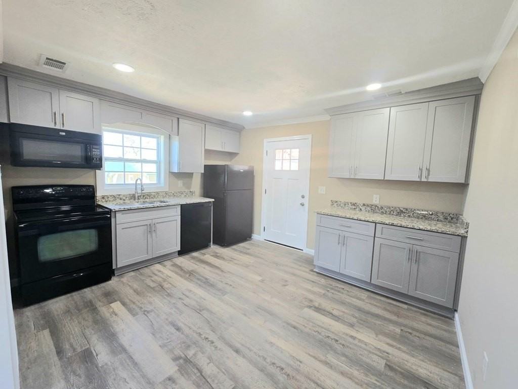 305 Kingtown St - Photo 2 of 10