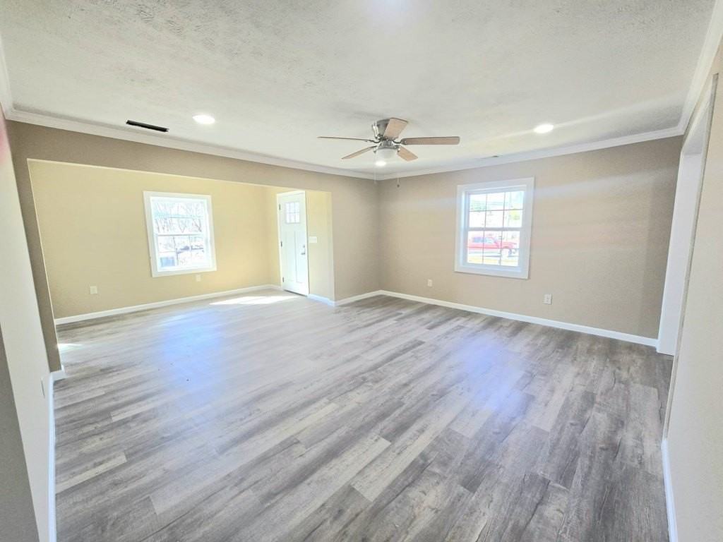 305 Kingtown St - Photo 3 of 10