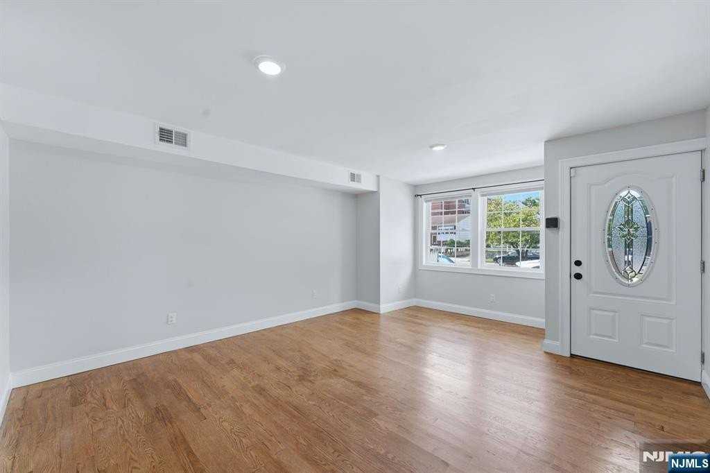 428 Valley St - Photo 7 of 20