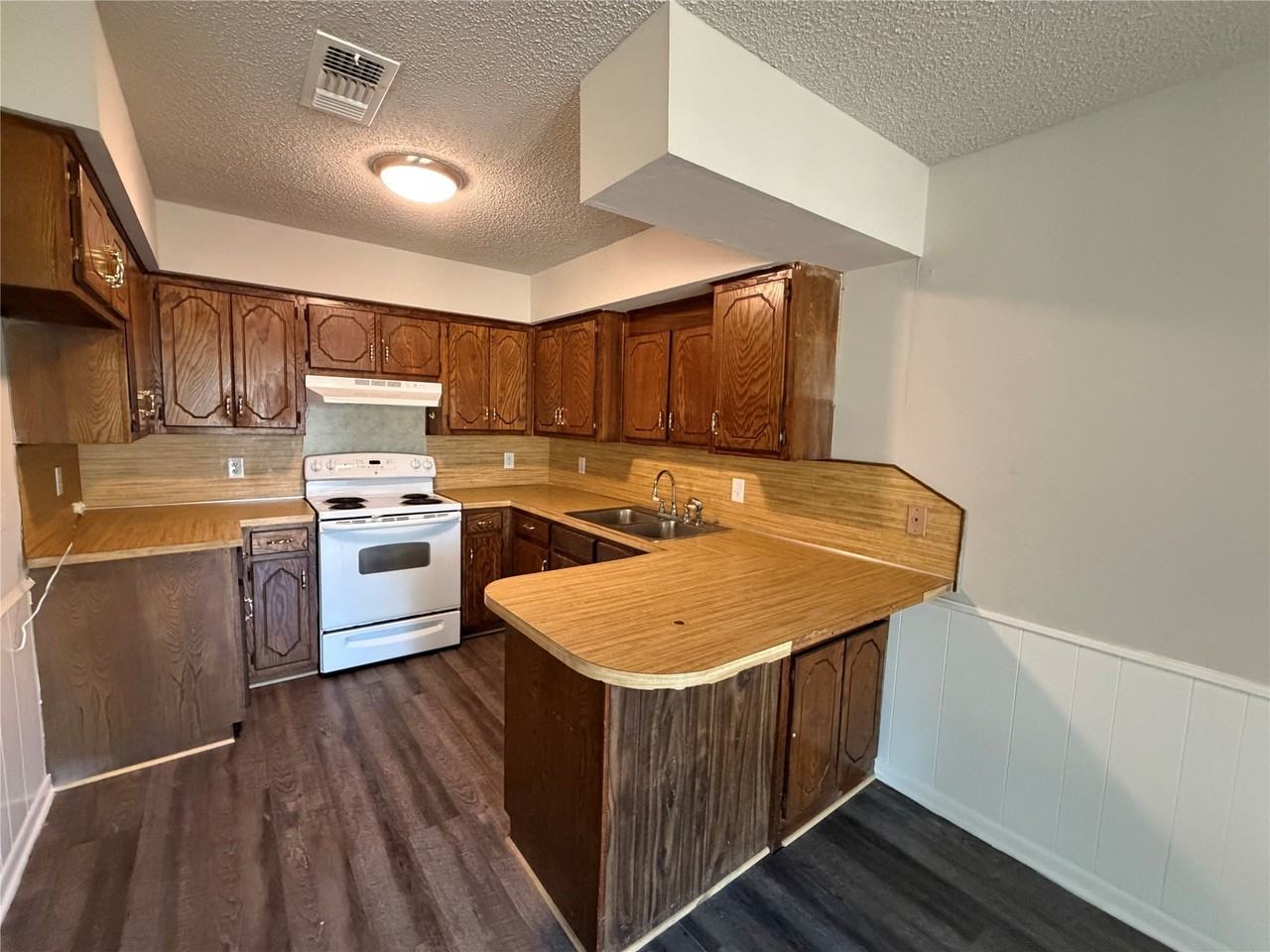 2318 N Alexander St - Photo 4 of 9