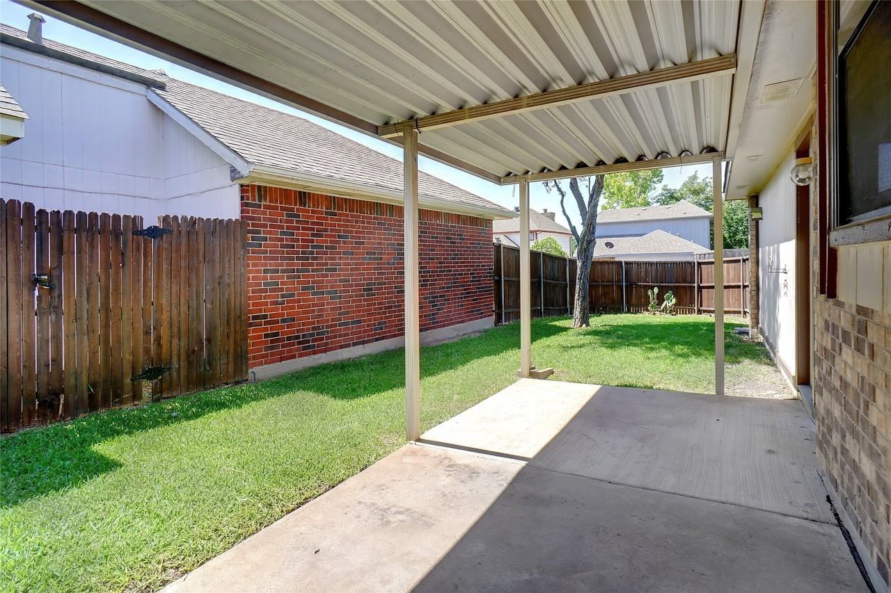 1426 Windmill Ln - Photo 4 of 18