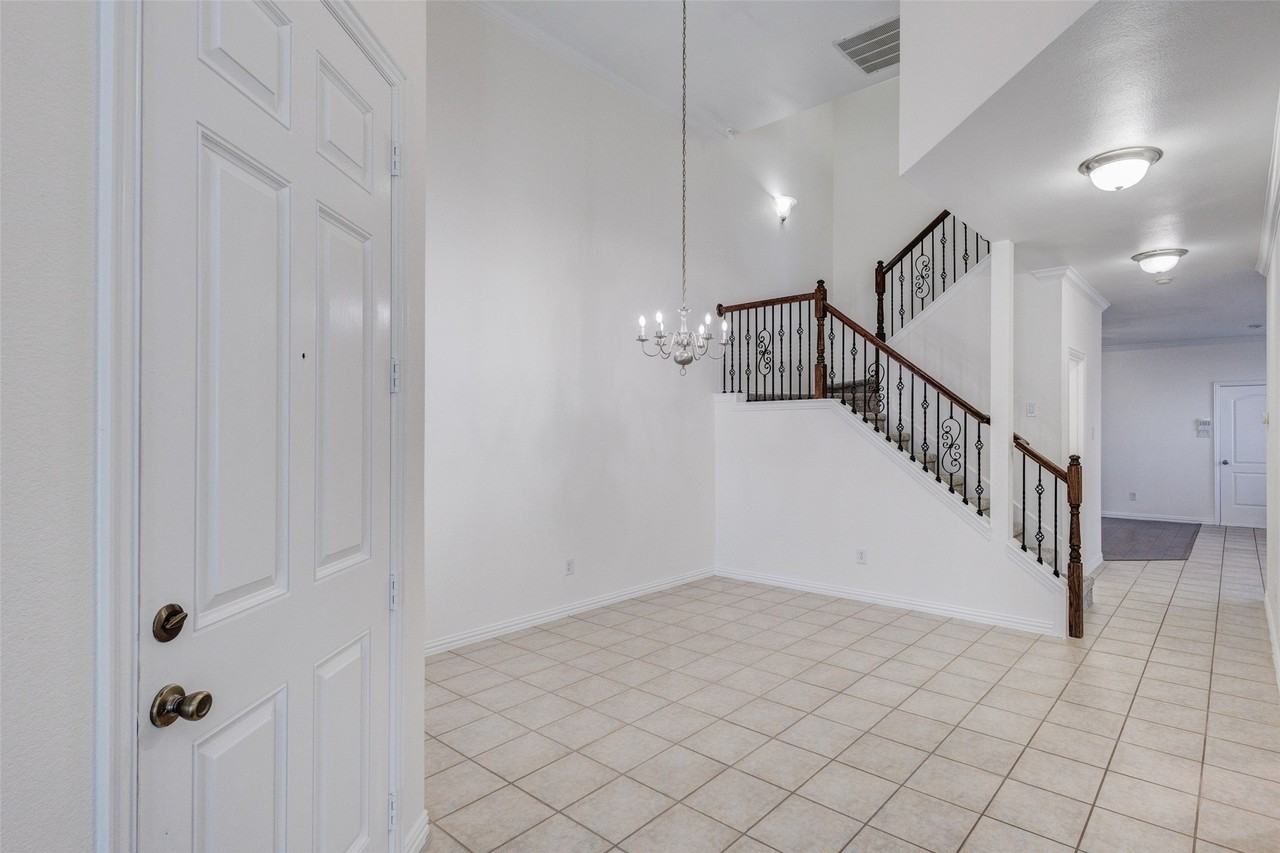 1037 Kyan Ln - Photo 4 of 29