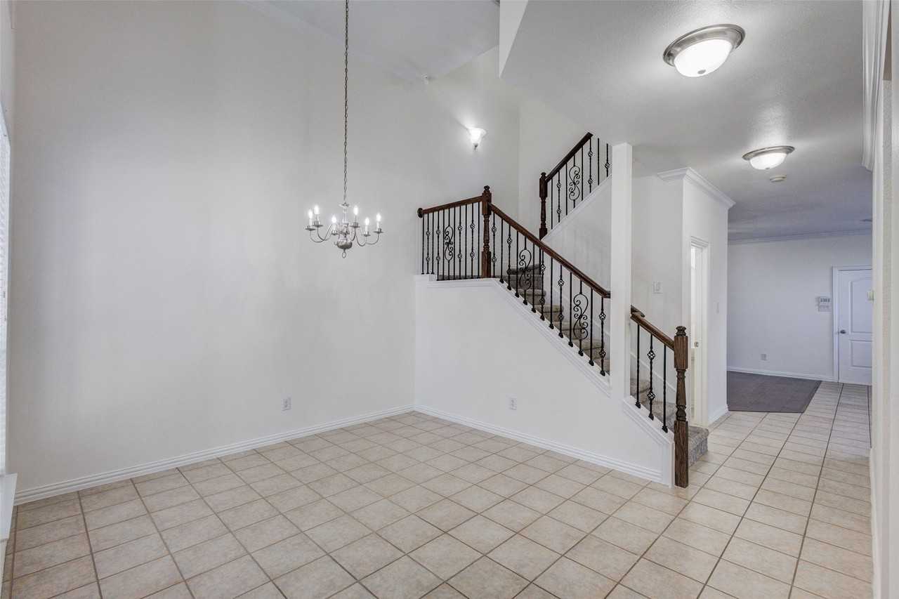1037 Kyan Ln - Photo 5 of 29