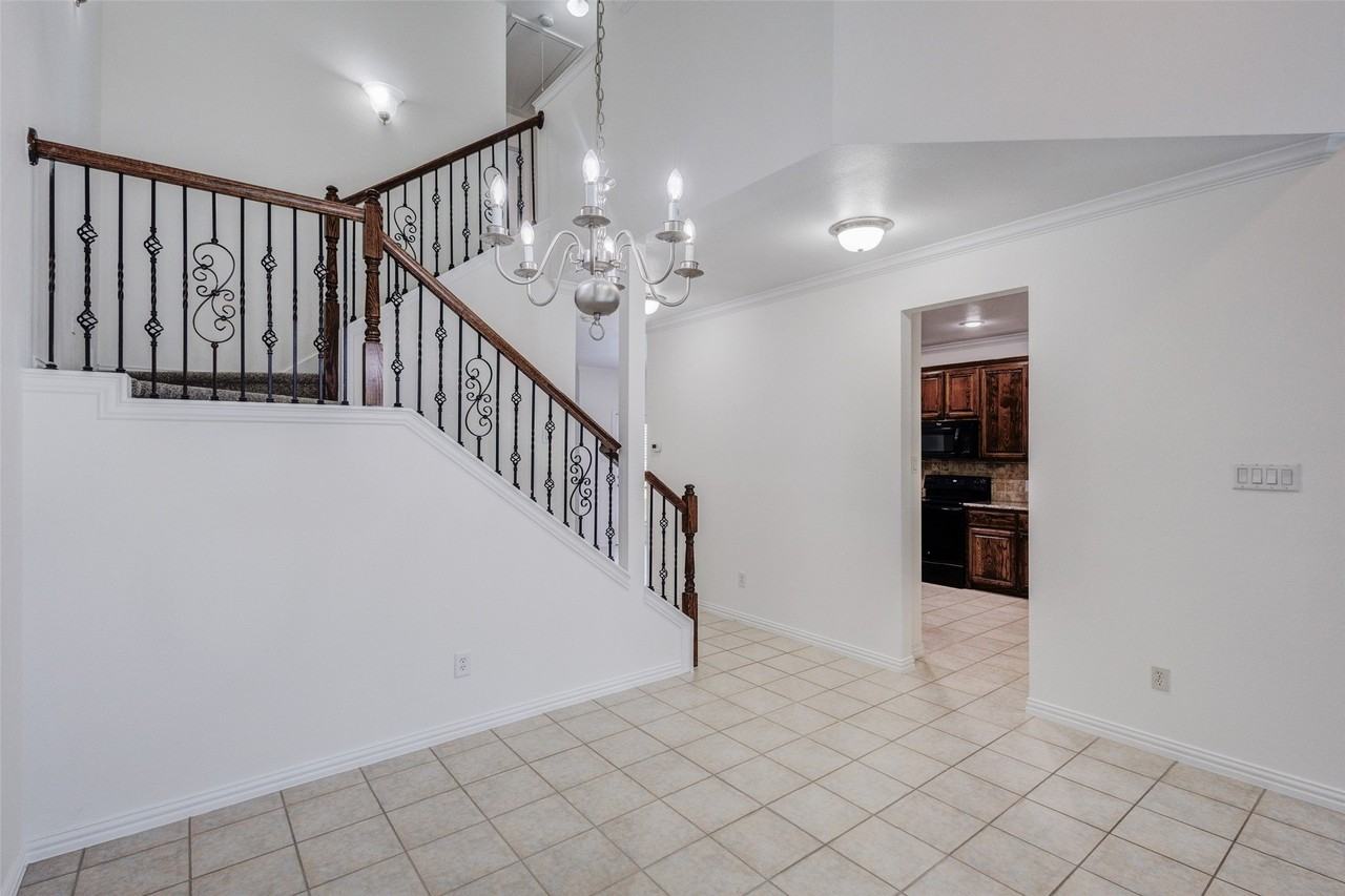 1037 Kyan Ln - Photo 6 of 29