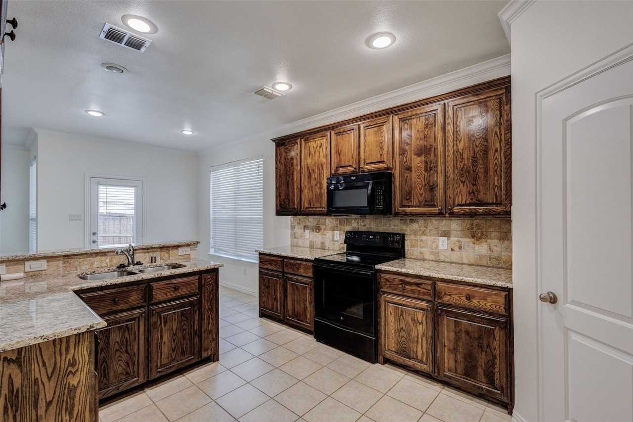 1037 Kyan Ln - Photo 7 of 29
