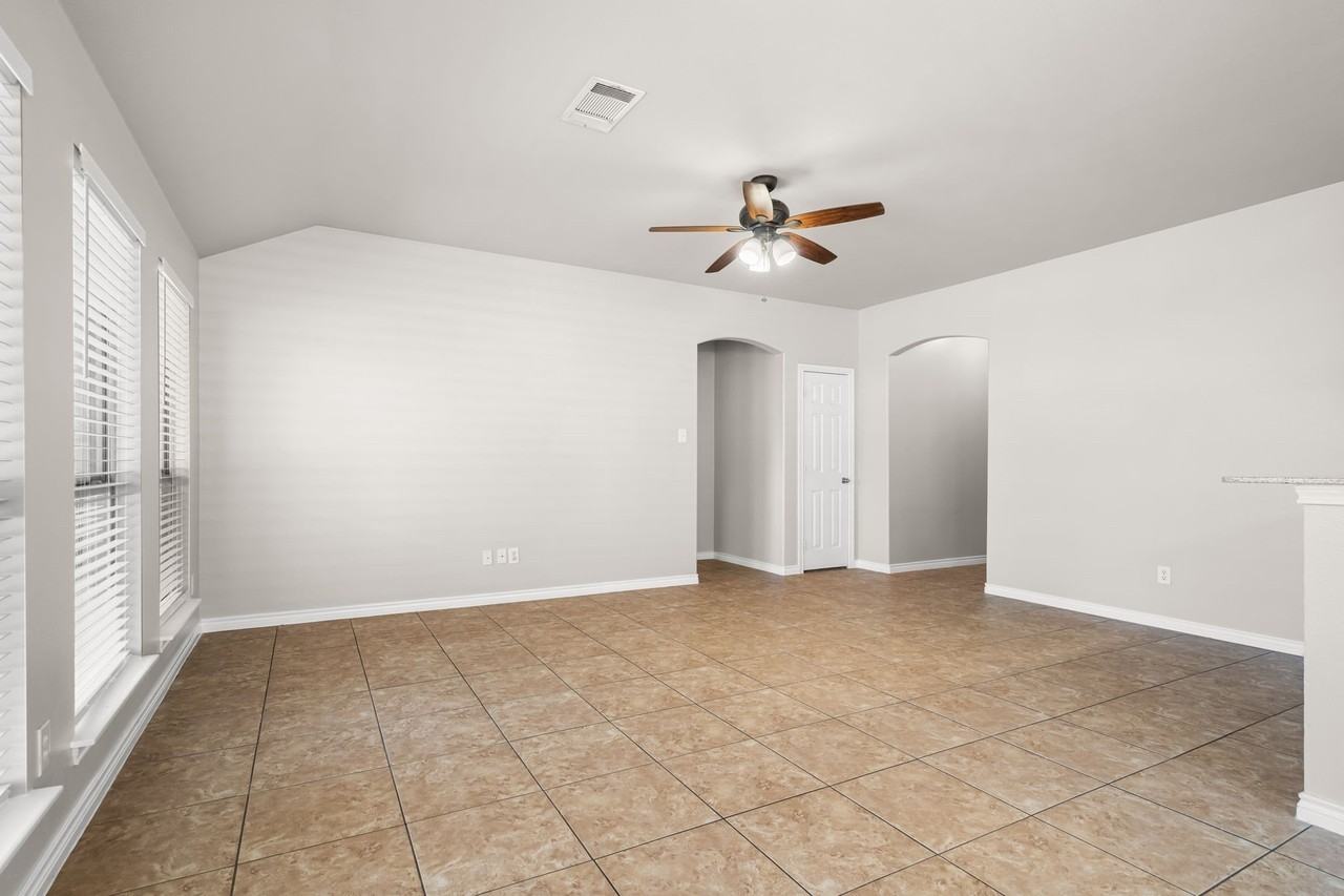 230 Windmill Dr - Photo 4 of 28