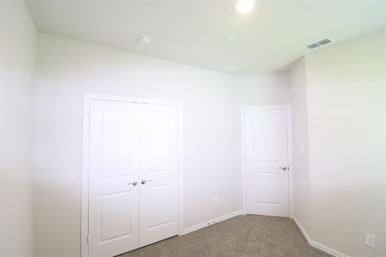416 Honeyhill Dr - Photo 2 of 33