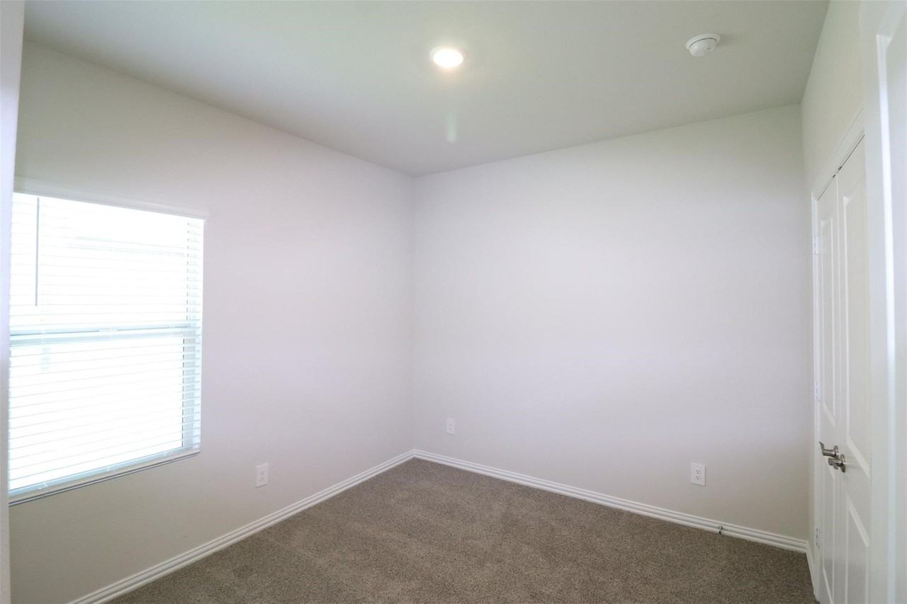 416 Honeyhill Dr - Photo 3 of 33