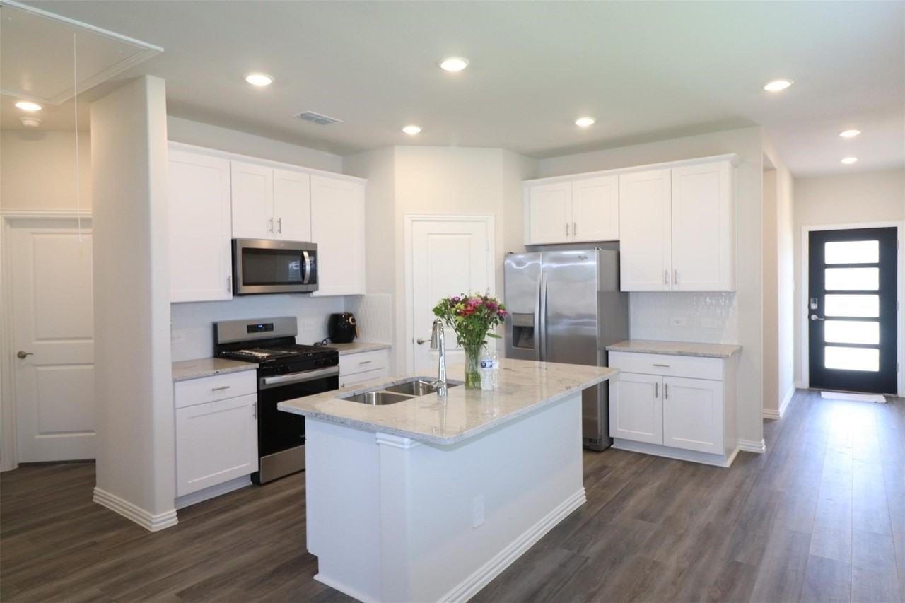 416 Honeyhill Dr - Photo 4 of 33