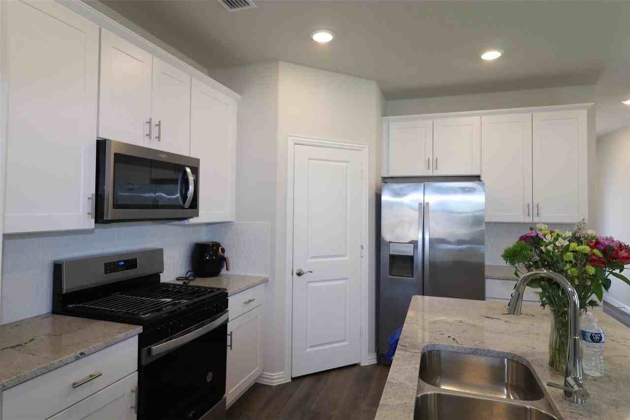 416 Honeyhill Dr - Photo 5 of 33