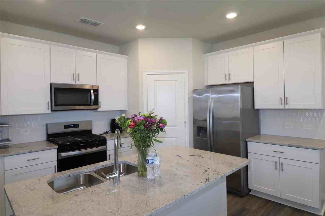 416 Honeyhill Dr - Photo 6 of 33