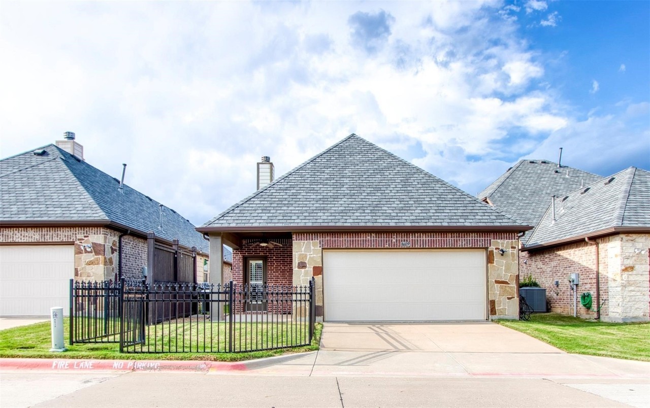 8609 Dewland Dr - Photo 3 of 32