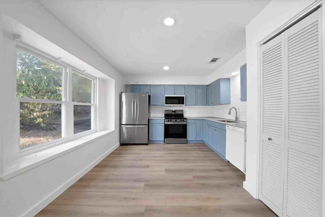 813 Panay Way Dr - Photo 4 of 26
