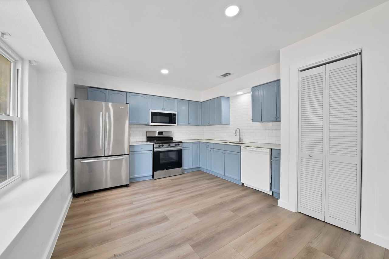 813 Panay Way Dr - Photo 5 of 26