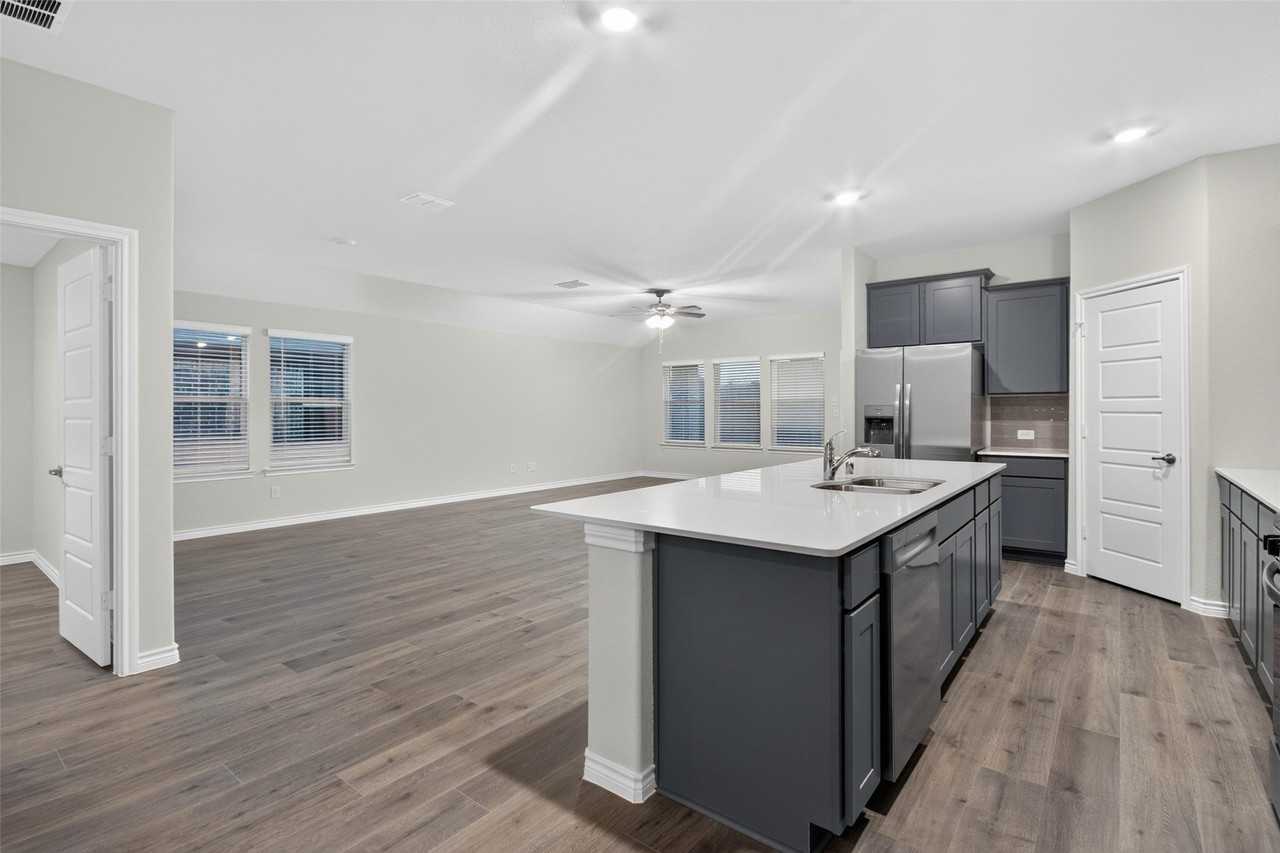 2025 Hearn Dr - Photo 4 of 30