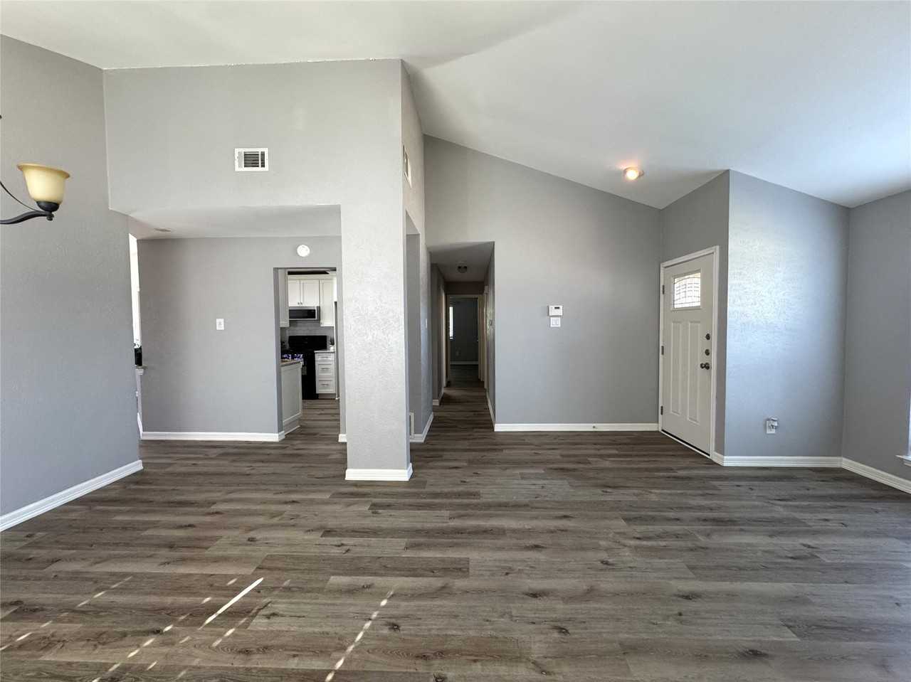 1762 Glencairn Ln - Photo 4 of 29