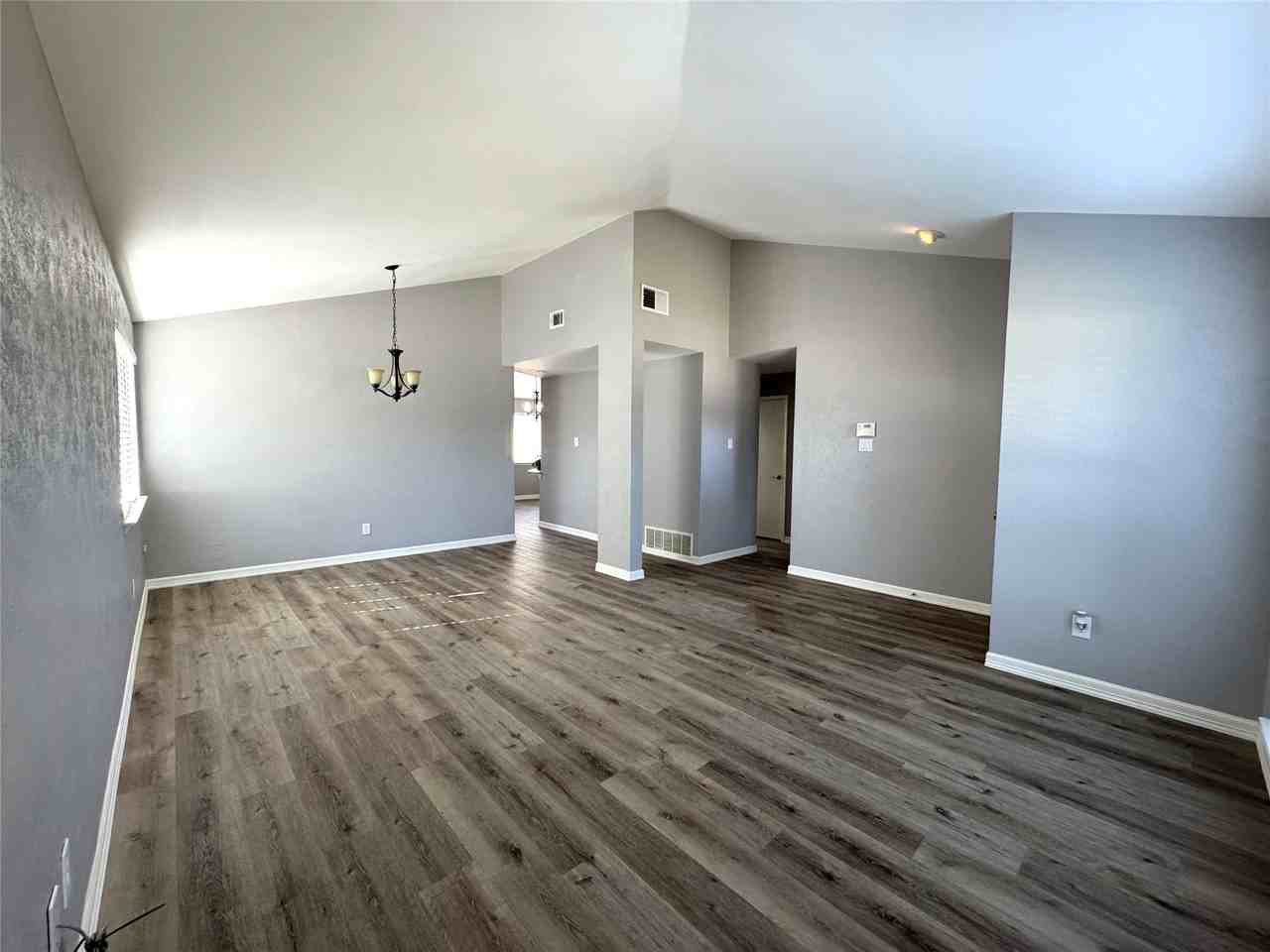 1762 Glencairn Ln - Photo 5 of 29