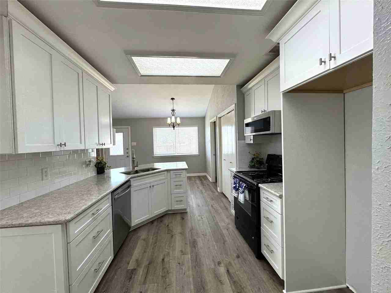 1762 Glencairn Ln - Photo 7 of 29