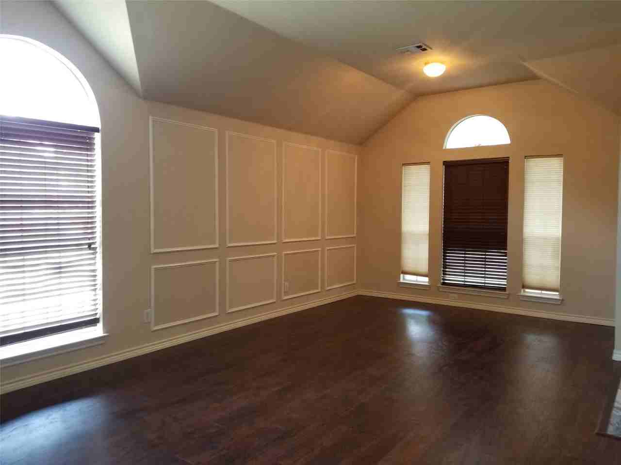 8002 Killarney Ln - Photo 3 of 20