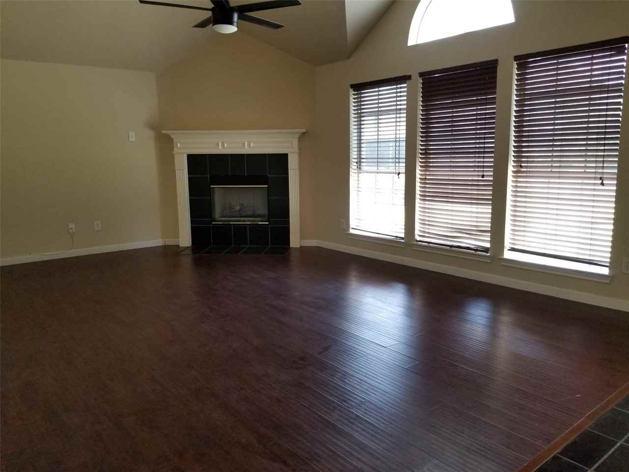 8002 Killarney Ln - Photo 5 of 20