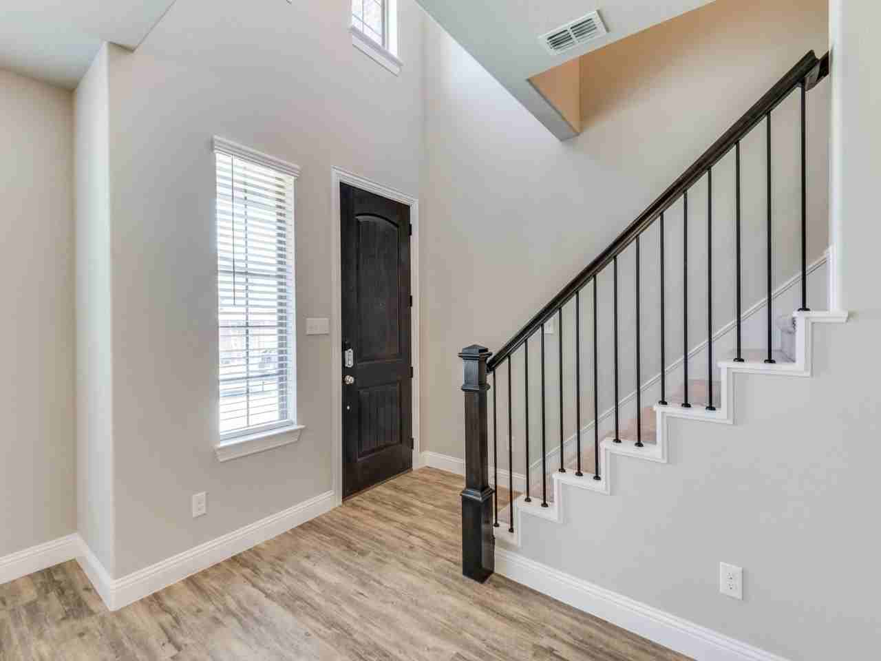 1036 Foxglove Dr - Photo 3 of 25