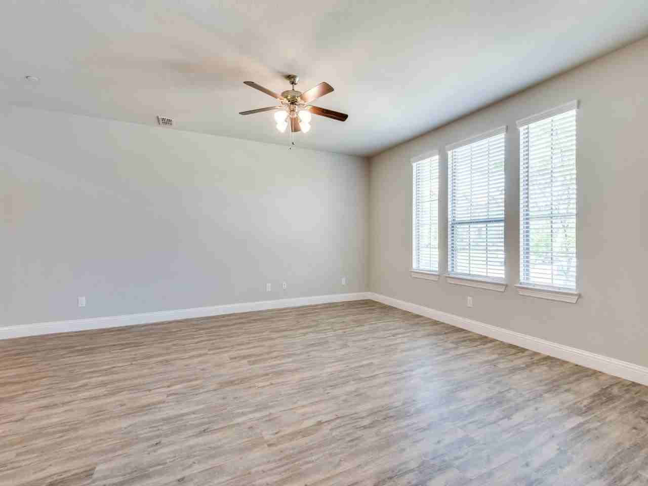 1036 Foxglove Dr - Photo 4 of 25
