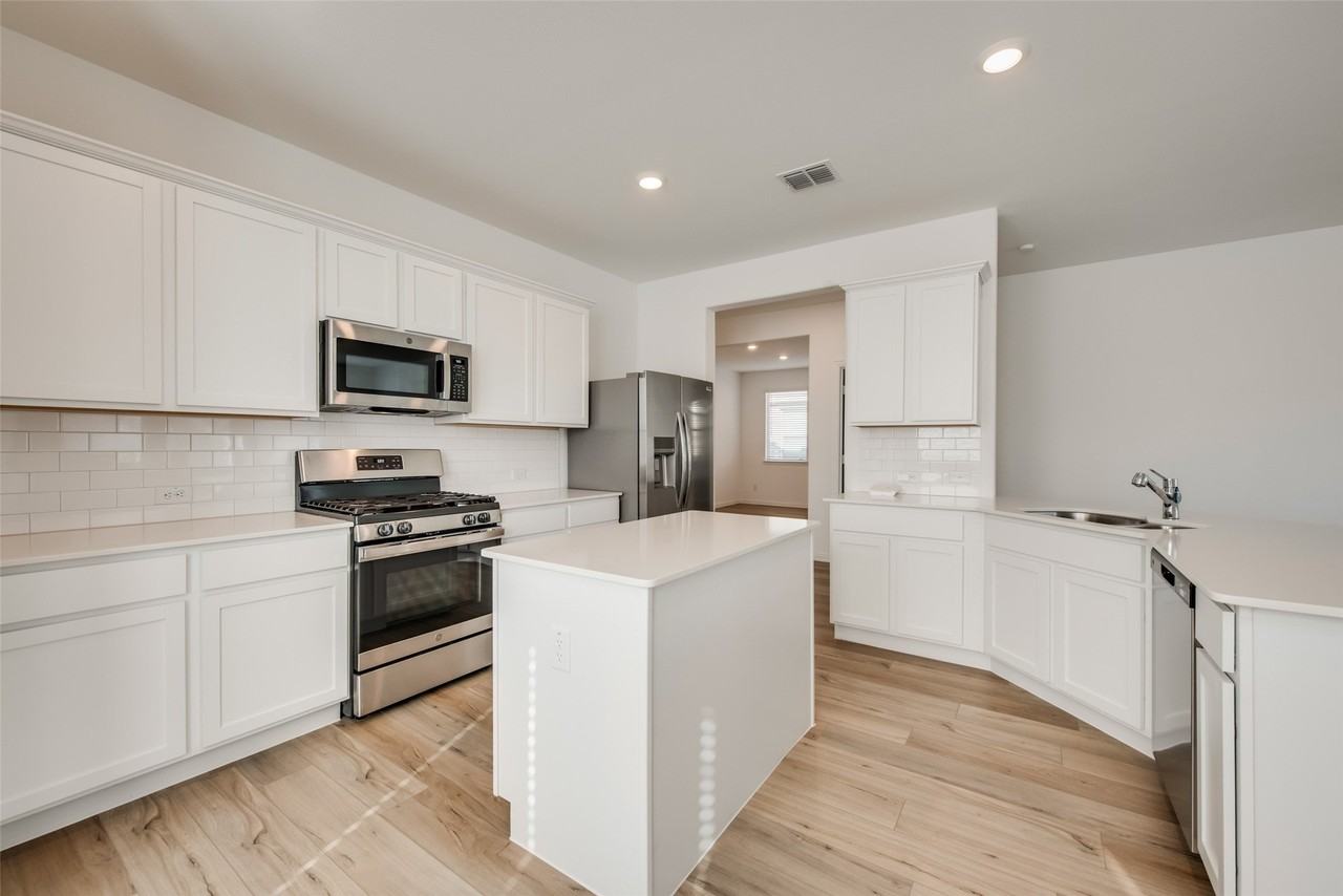3009 Sovereignty Dr - Photo 6 of 20