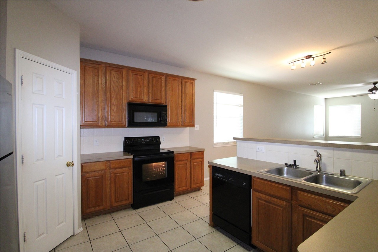 4126 Carrington Dr - Photo 3 of 21