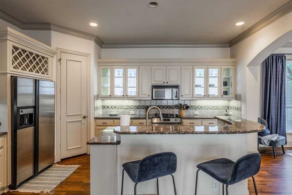 4009 Wycliff Ave - Photo 5 of 32