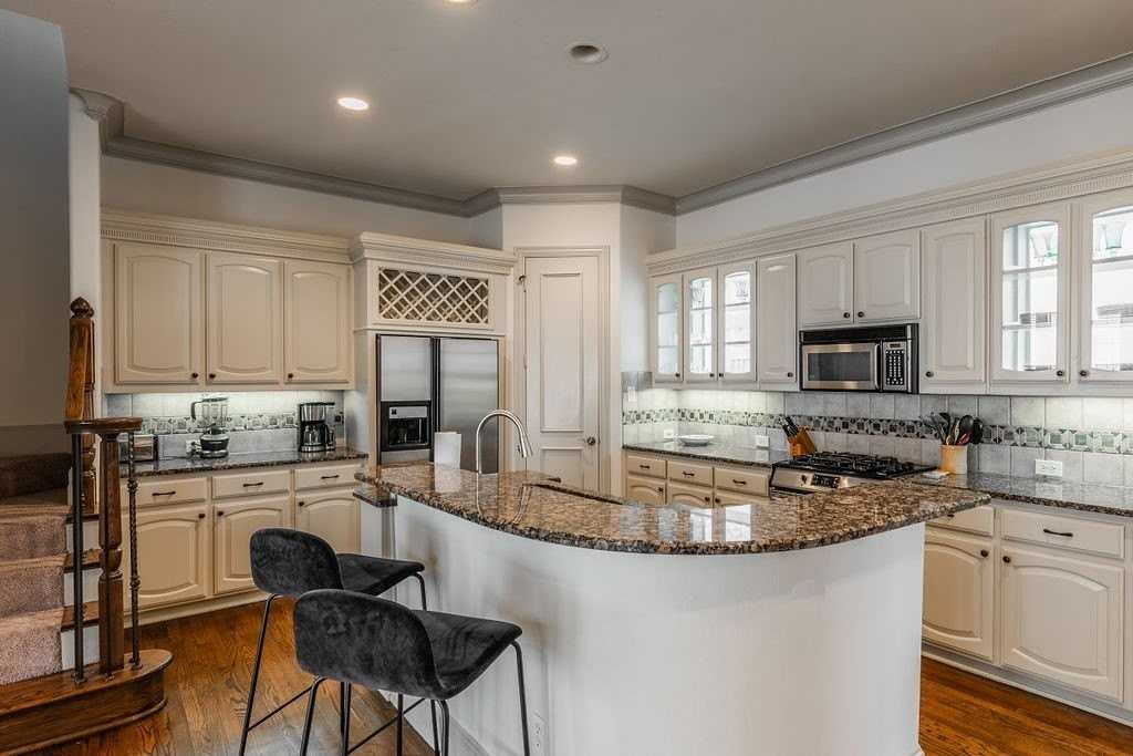 4009 Wycliff Ave - Photo 6 of 32