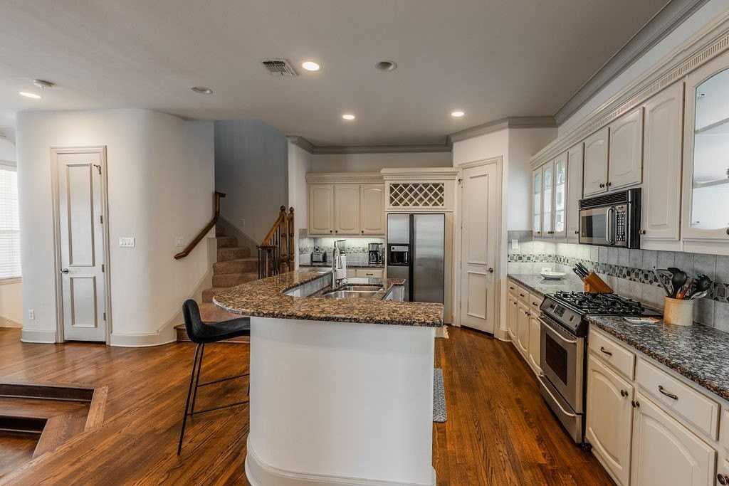 4009 Wycliff Ave - Photo 7 of 32