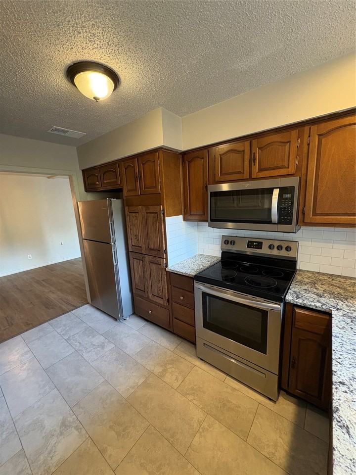 2205 Bowling Green St - Photo 5 of 17