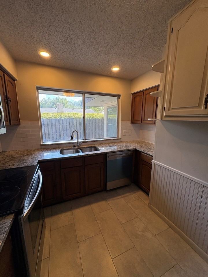 2205 Bowling Green St - Photo 6 of 17