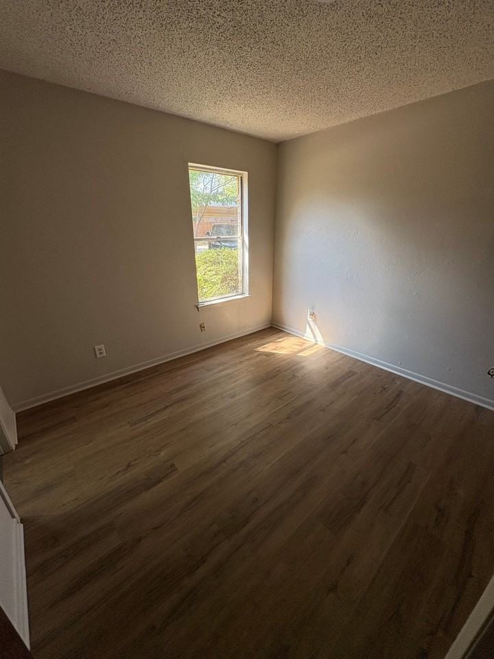 2205 Bowling Green St - Photo 7 of 17