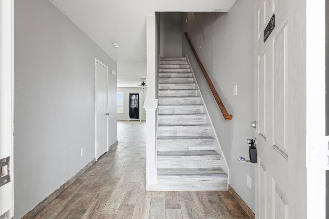 2322 Kingsway Dr - Photo 2 of 24