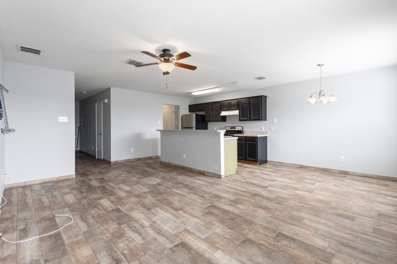 2322 Kingsway Dr - Photo 3 of 24