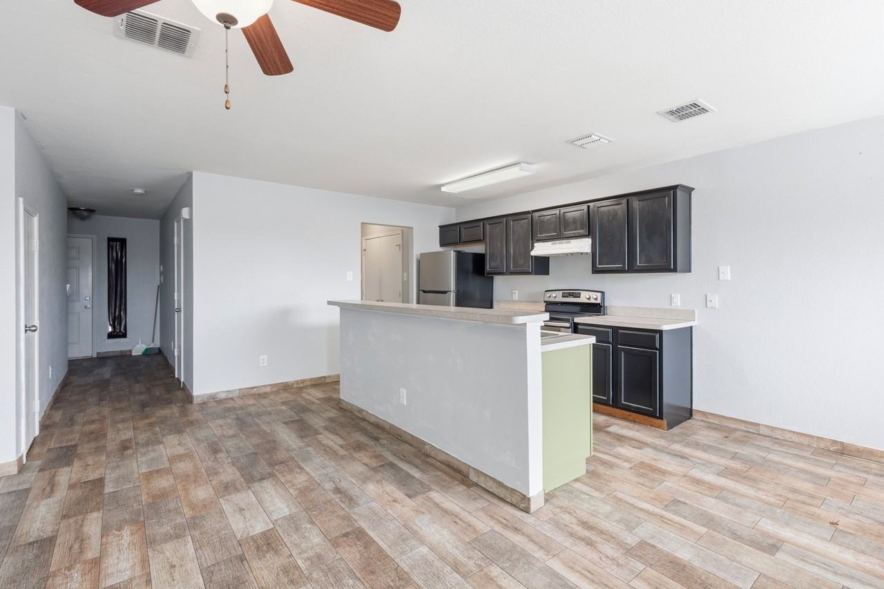 2322 Kingsway Dr - Photo 4 of 24
