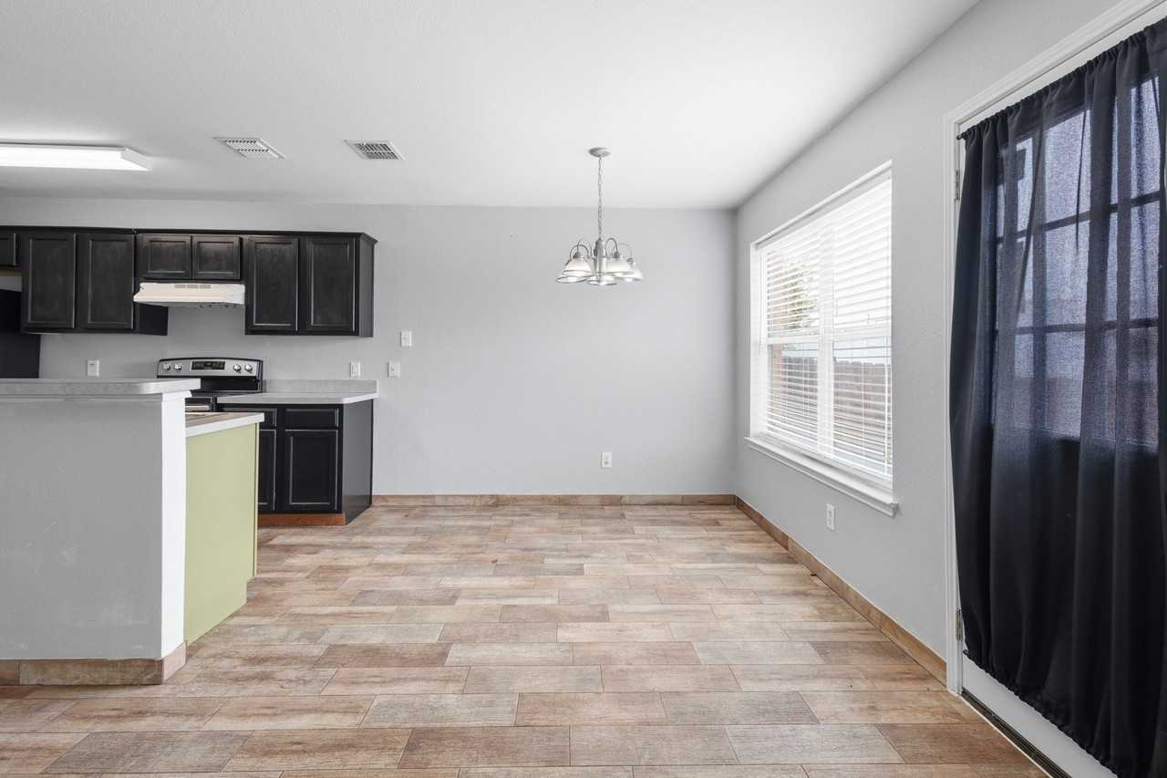 2322 Kingsway Dr - Photo 5 of 24