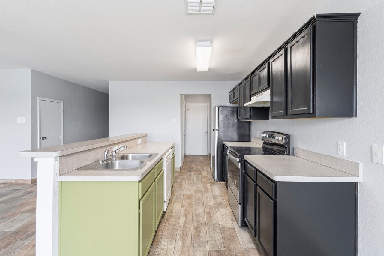 2322 Kingsway Dr - Photo 6 of 24