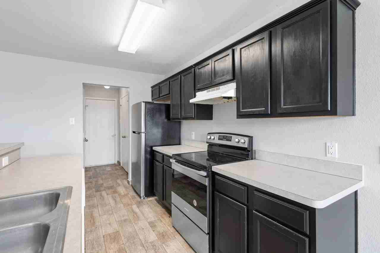 2322 Kingsway Dr - Photo 7 of 24