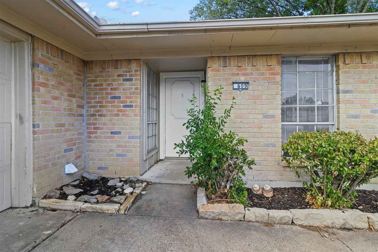609 Shadyglen Dr - Photo 2 of 17