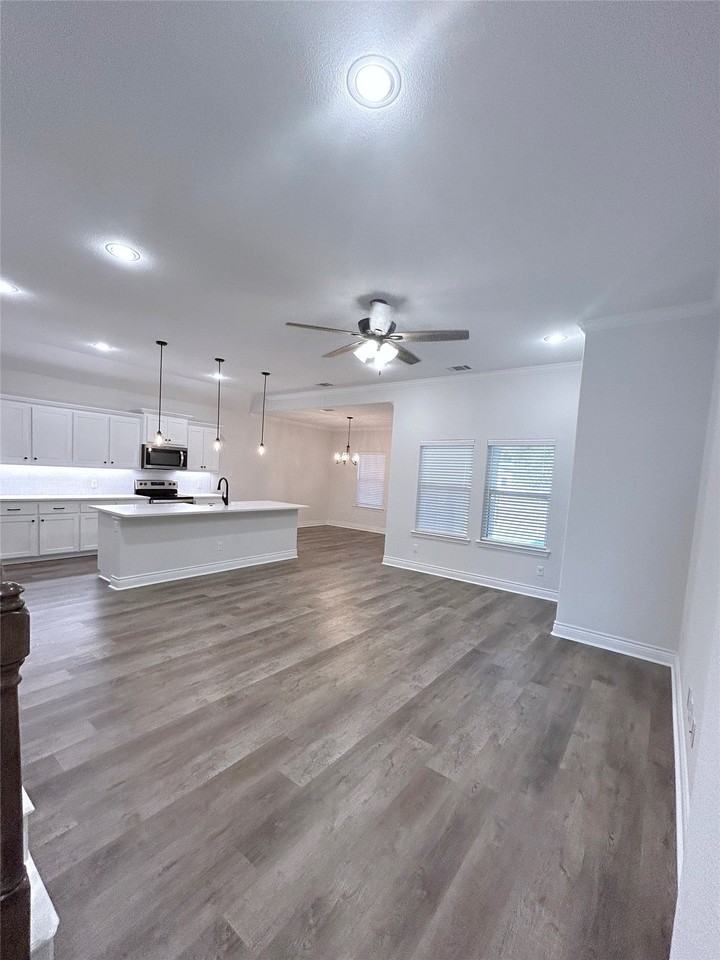 8406 Grant Ln - Photo 3 of 22