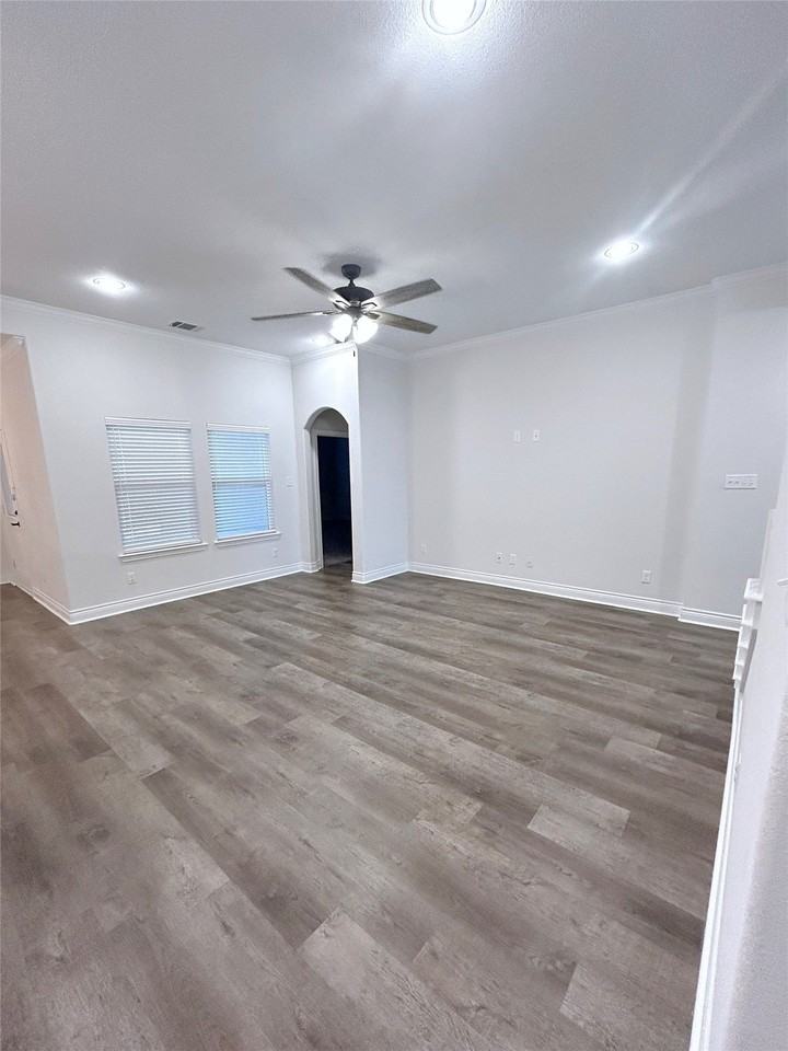 8406 Grant Ln - Photo 5 of 22