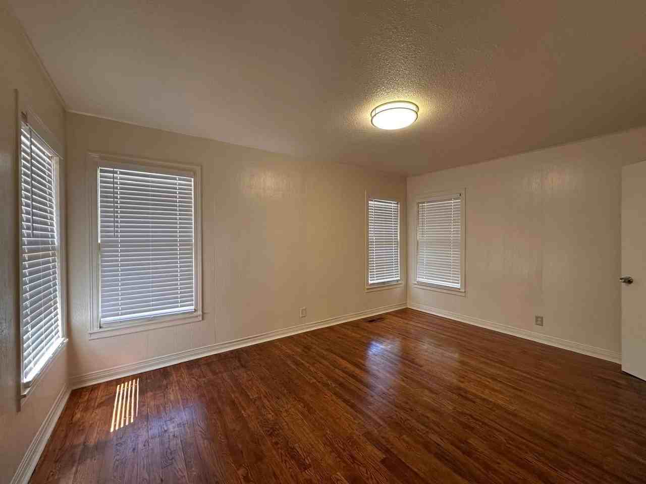 1015 Avenue K - Photo 3 of 12