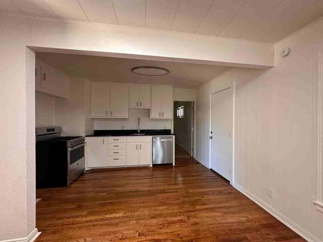 1015 Avenue K - Photo 4 of 12