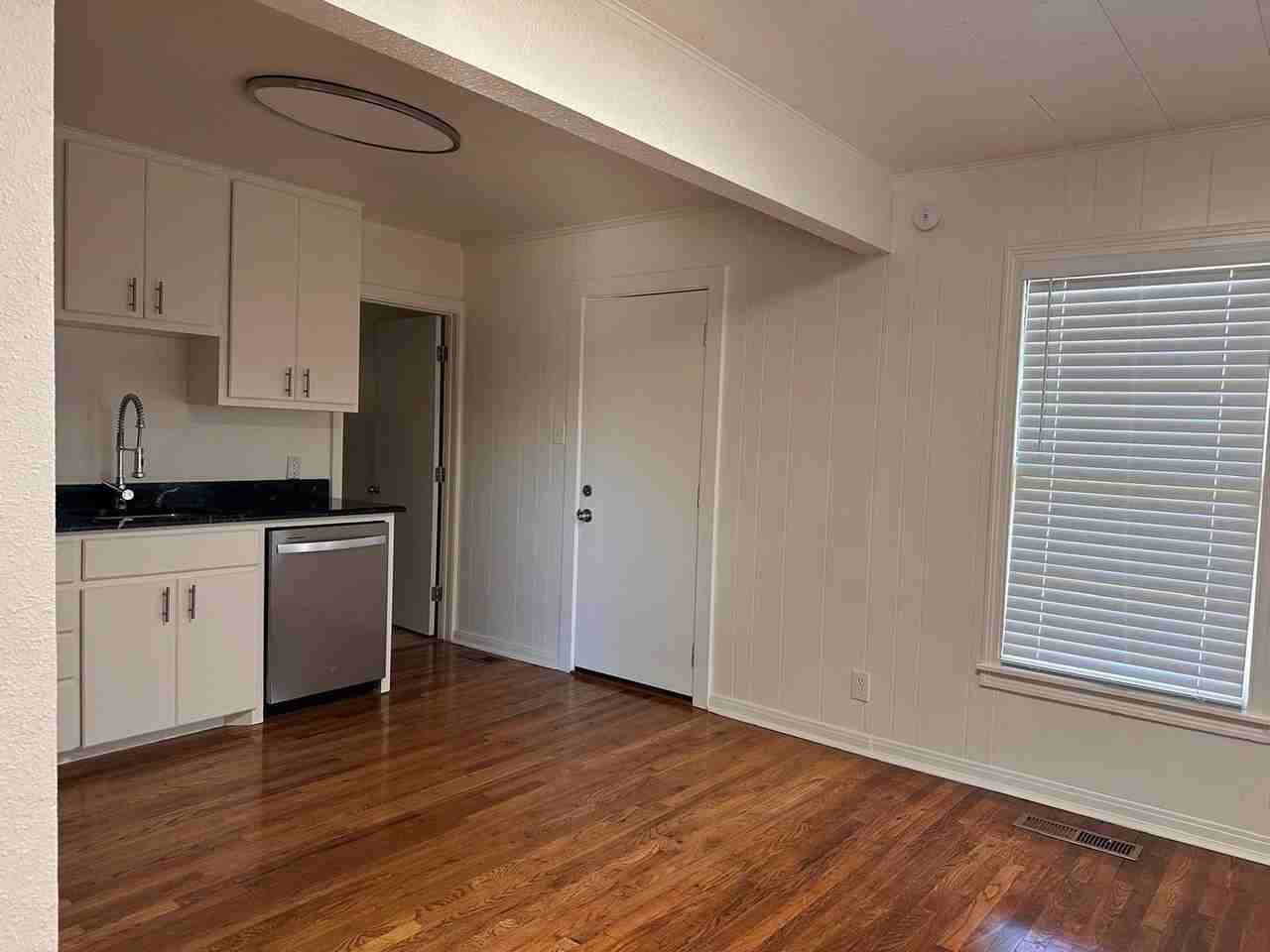 1015 Avenue K - Photo 5 of 12