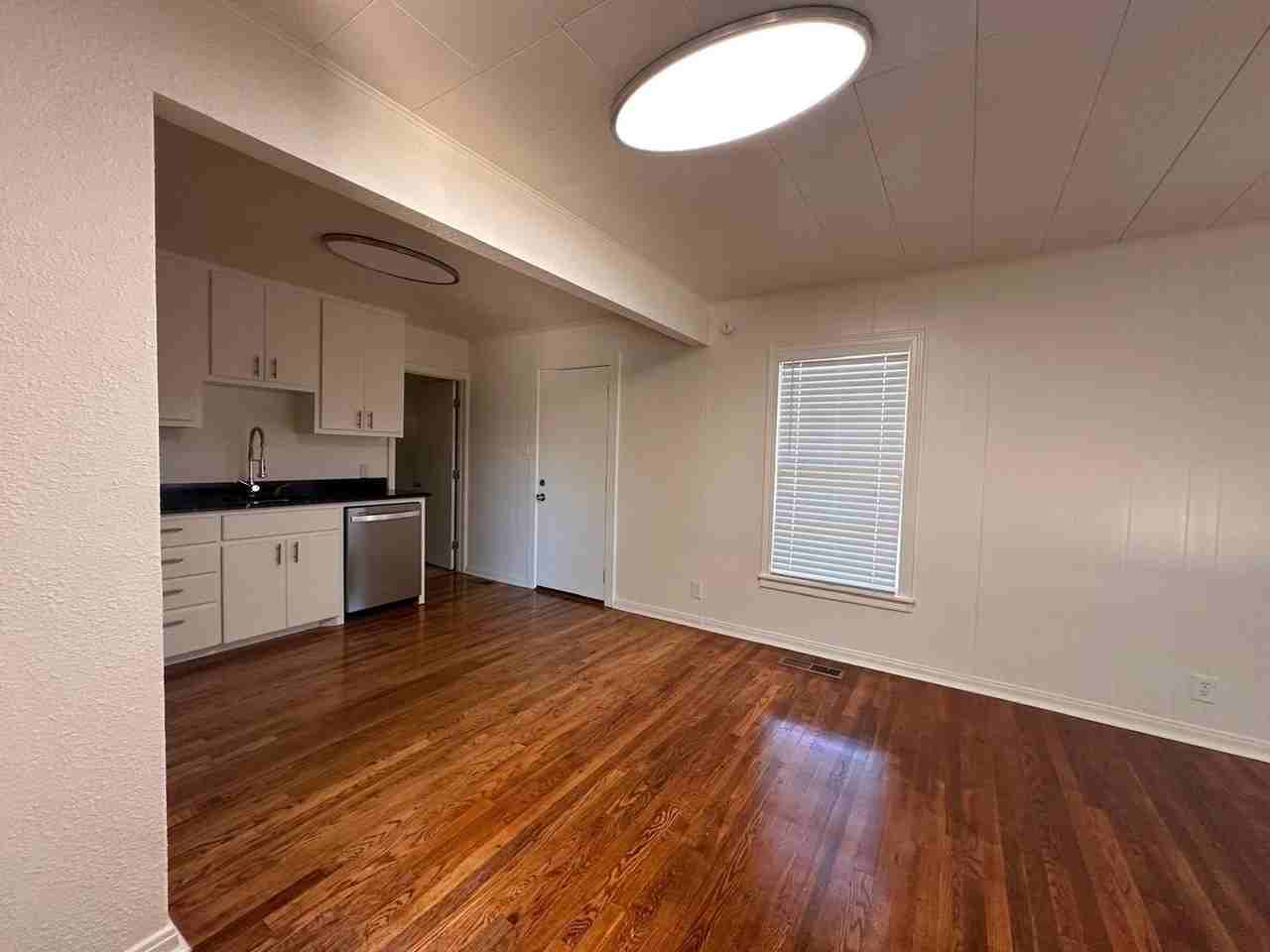 1015 Avenue K - Photo 6 of 12
