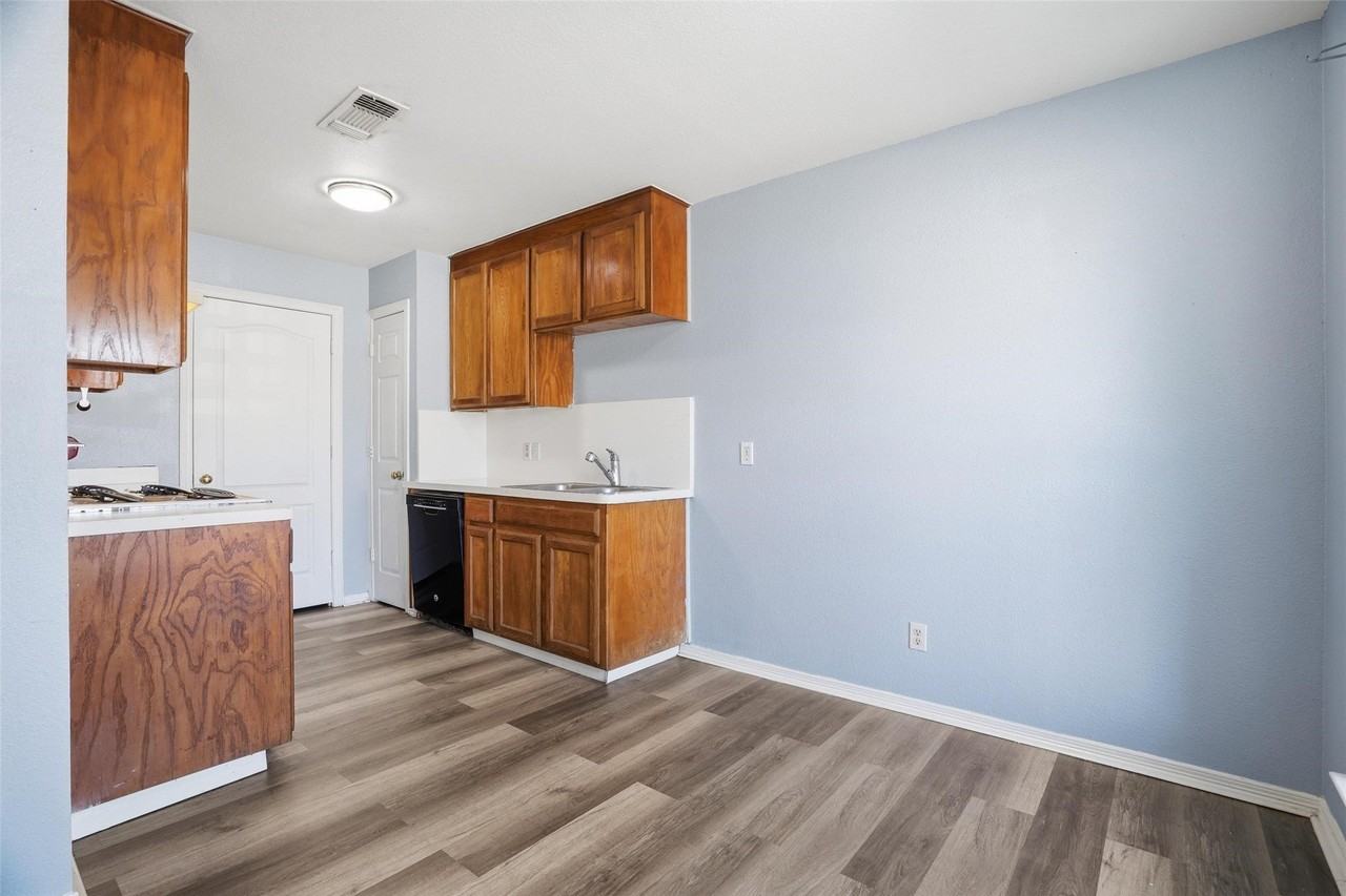 609 Race St #A - Photo 5 of 17