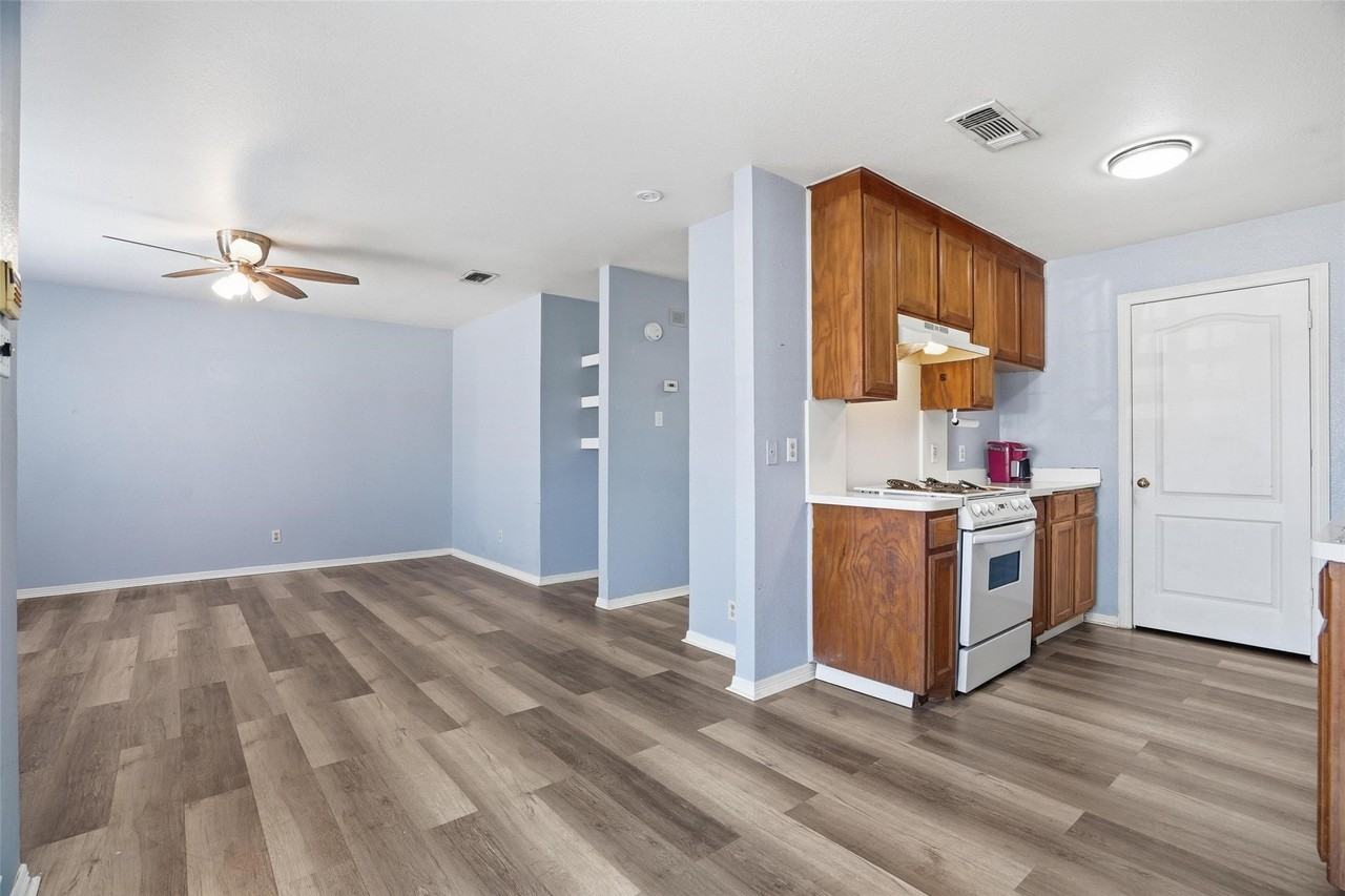 609 Race St #A - Photo 6 of 17