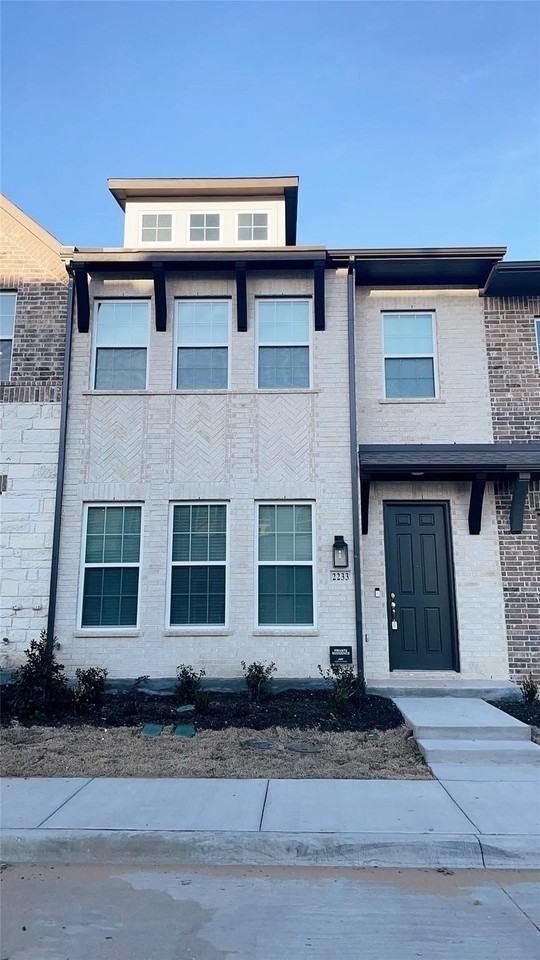 2233 Adena Springs Dr - Photo 2 of 33